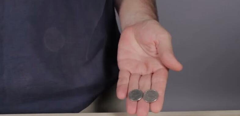 两个硬币如何撕开包装袋 两个硬币撕袋子